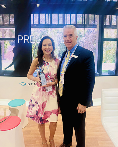 Dr Scott Barnes (CEO Staar Surgical) presenting an award for "Outstanding Contribution to ICL" to Dr Alison Chiu